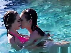 Scissoring Les Feasting On Bffs Juicy Pussy