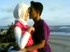 indonesian- cewek jilbab mesum di tepi pantai