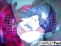 charley trägt einige evelin max dessous und strümpfe