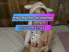 CHICA BONITA SE SACUDE DE UN AMIGO Y COME ESPERMA