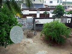 Wife answer delivery man without pants