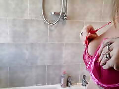 Come watch Me shave My curvy body in the bath tub