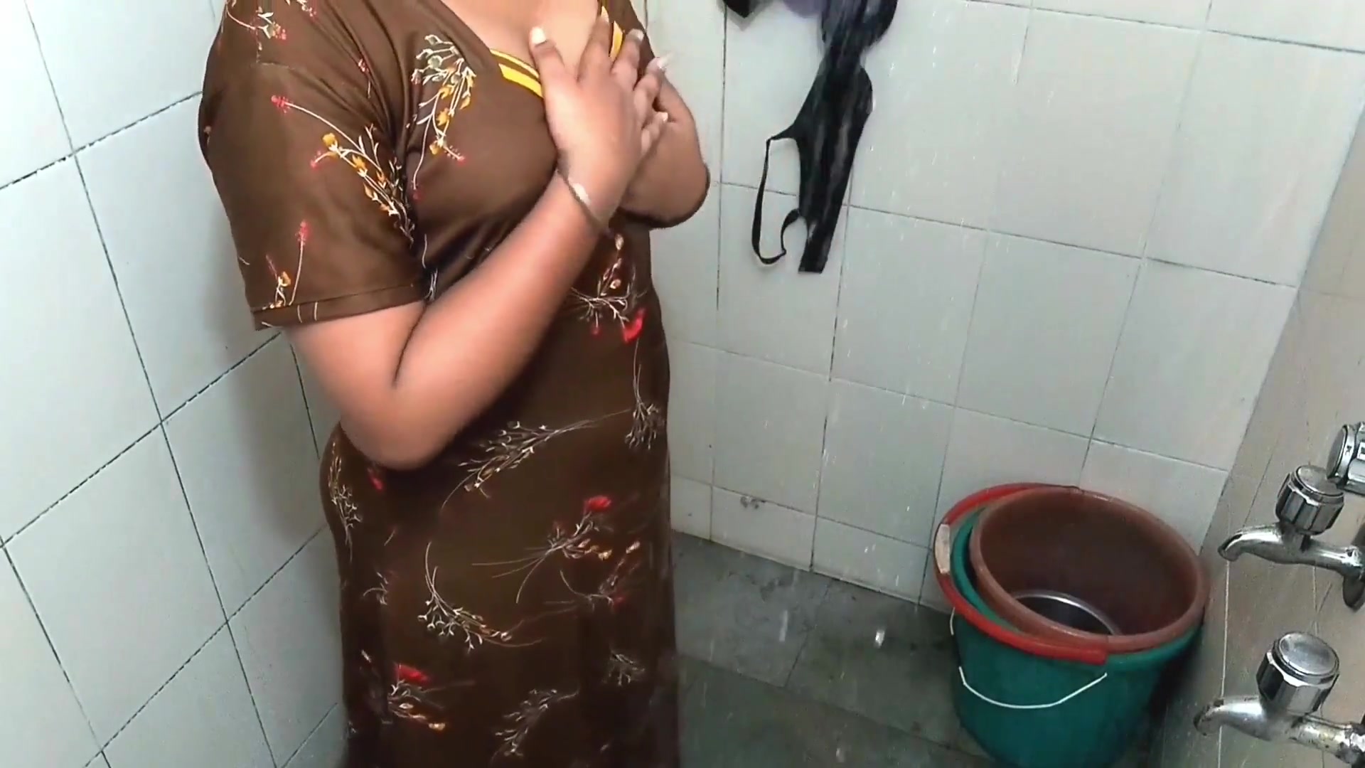 india milf enorme culo esposa consiguió arado en la ducha en el baño